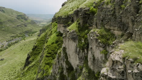 Steile-Felsklippen-Im-Fließenden-Fluss-Mtkvari-In-Der-Nähe-Der-Festung-Khertvisi-In-Meskheti,-Georgia