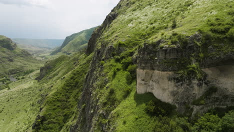 Ruhige-Natur-Mit-Felswand-Steilen-Bergen-Im-Kura-fluss-In-Der-Nähe-Der-Festung-Khertvisi,-Georgia