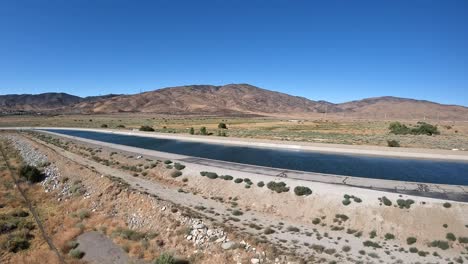 Un-Acueducto-Lleno-De-Agua-Que-Protege-Los-Recursos-Naturales-En-Palmdale,-California---Sobrevuelo-Aéreo