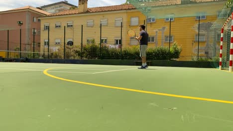 Vista-Amplia-De-Un-Tenista-Profesional-Esperando-La-Competencia,-Portugal,-Lisboa