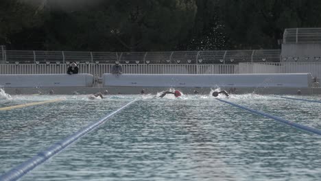 Schwimmwettbewerb-In-Zeitlupe-In-Montpellier,-Frankreich