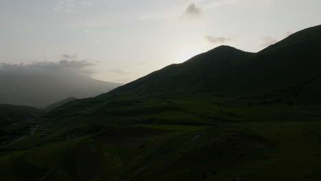 Vuela-Sobre-Montañas-Inclinadas-Durante-La-Puesta-De-Sol-Cerca-De-Chobareti-En-La-Provincia-De-Samtskhe-javakheti-De-Georgia