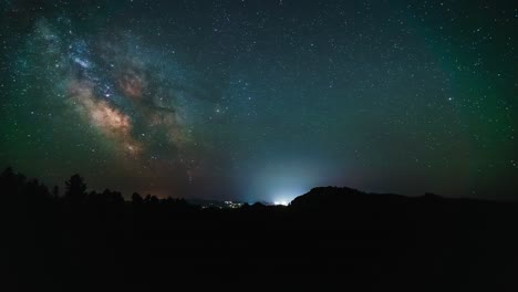 Milchstraße-Nachthimmel-Heiliger-Gral-Zeitraffer-Von-Nacht-Zu-Tag-Mit-Linsenverzerrung