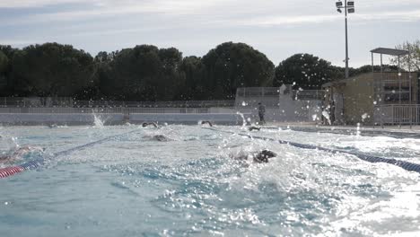 Toma-En-Cámara-Lenta-De-Nadadores-Nadando-En-La-Piscina-De-Montpellier,-Francia