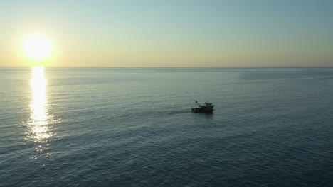 Embarcaciones-Náuticas-En-La-Superficie-Del-Mar-Contra-Un-Fondo-Brillante-Iluminado-Por-El-Sol-Cerca-De-Batumi-En-Georgia