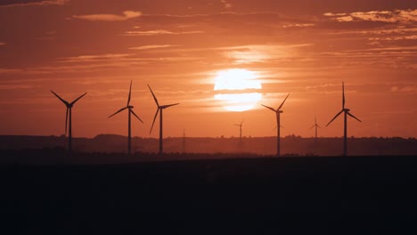 Windkraftanlagen-Auf-Den-Feldern-Bei-Sonnenuntergang-1