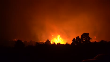 Wütende-Und-Glühende-Waldbrände,-Die-Sich-Schnell-über-Die-Mediterranen-Wälder-Ausbreiten