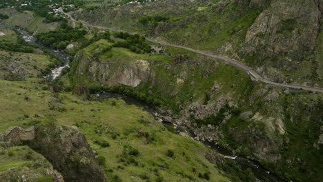 Malerischer-Blick-Auf-Den-Fluss-Kura-In-Den-Rocky-Mountains-In-Der-Nähe-Der-Festung-Tmogvi,-Georgia
