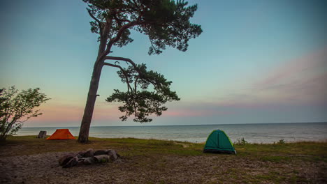 Camping-Am-Strand-In-Zelten,-Während-Der-Sonnenuntergang-In-Die-Dämmerung-übergeht---Zeitraffer