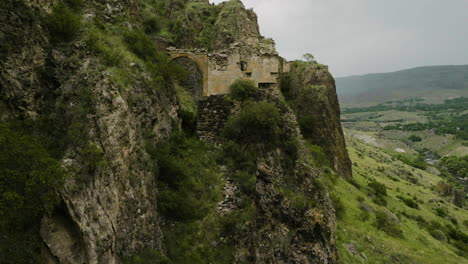 Approaching-Ruins-Of-Tmogvi-Fortress-In-Mountains-On-Kura-Riverbank,-Samtske-Javakhet,-Aspindza,-Georgia