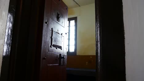 Große-Alte-Hölzerne-Schwere-Gefängniszellentür-Mit-Blick-In-Den-Kalten-Walisischen-Gefängnisgefängnisraum