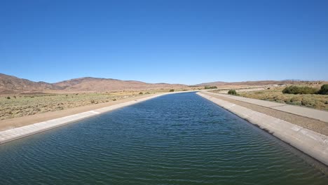 Volando-Sobre-Un-Acueducto-Completo-En-Palmdale-Para-Canalizar-El-Agua-A-Las-Tierras-De-Cultivo-En-El-Sur-De-California