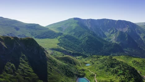 Luftaufnahme-Des-Bergplateaus-Mit-Seen-Zwischen-Grünen-Wiesen-Im-Sonnenlicht
