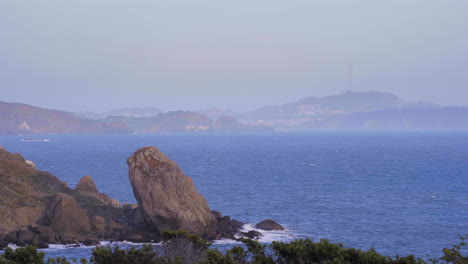 Eine-Felsige-Küste-Entlang-Der-Küstenlinie-Der-Bucht-Von-San-Francisco---Statische-Weitwinkelansicht