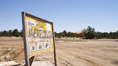 Signo-De-La-Casa-De-Huéspedes-Maison-En-Merzouga-Cerca-De-Un-Oasis-En-Las-Altas-Dunas-De-Arena-Del-Sahara-En-Merzouga,-Erg-Chebbi,-Marruecos