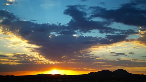 Goldener-Sonnenaufgang-Im-Zeitraffer-über-Den-Silhouetten-Der-Berge-Der-Mojave-Wüste