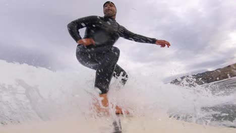 Surfer,-Der-Tropische-Ozeanwellen-Surft,-Die-In-Backend-stimmung-Von-Der-Lippe-Angreifen-1