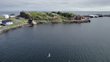 Turistas-Remando-En-Un-Entorno-Idílico-En-El-Norte-De-Noruega-En-Un-Buen-Día,-Isla-Lofoten,-Sup-Board