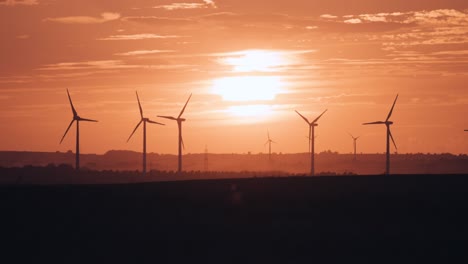 Windkraftanlagen-Auf-Den-Feldern-Bei-Sonnenuntergang