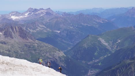 3-Personen-Gehen-An-Einem-Klaren-Blauen-Tag-In-Den-Bergen-Auf-Einer-Mit-Seilen-Verbundenen-Linie-Auf-Einem-Gefährlichen-Gletscher-In-Den-Französischen-Alpen-In-Der-Nähe-Des-Mont-Blanc