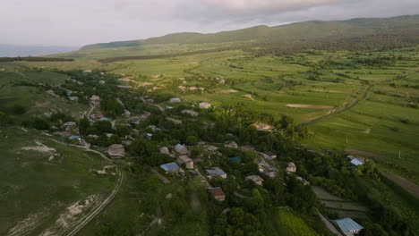 Panorama-Aéreo-Del-Pueblo-De-Chobareti-Con-Tierras-De-Cultivo-Escénicas-Y-Fondo-Montañoso-En-El-Sur-De-Georgia
