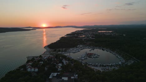 Spektakuläre-Sonnenuntergangsdrohnenansicht-Luftbilder-In-Kroatien,-Die-über-Den-Marina-Fliegen
