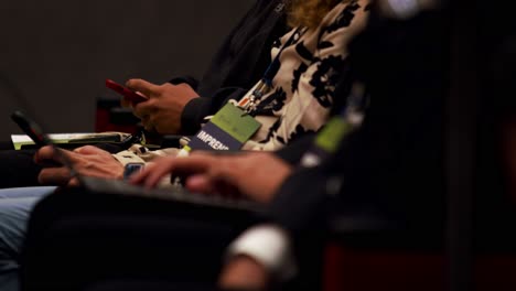 Periodistas-Que-Usan-Computadoras-Portátiles-Y-Teléfonos-Durante-La-Conferencia