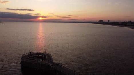 Luftaufnahme-Des-Docks-Von-Punta-Del-Este-Beach-Während-Des-Goldenen-Sonnenuntergangs-Am-Abend---Uruguay,-Südamerika