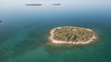 Imágenes-Aéreas-De-Drones-En-Croacia-Sobre-Una-Pequeña-Isla,-Vuelo-Circular-Donde-Se-Puede-Ver-Un-Pequeño-Muelle