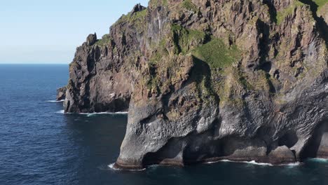 Halldórsskora-Elephant-Rock-below-mount-Eldfell-on-Iceland-island-Heimaey,-rock-formation