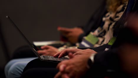 Journalistenbereich-Der-Konferenz,-Personen,-Die-Während-Des-Treffens-Laptops-Verwenden