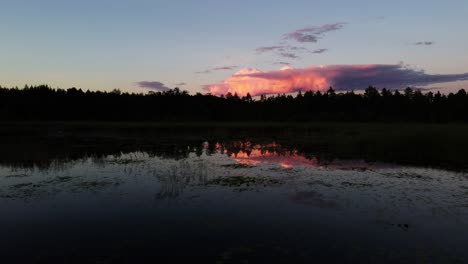 Una-Foto-Tomada-Con-Un-Dron-En-El-Lago-Pieni-Onkamo-En-Finlandia