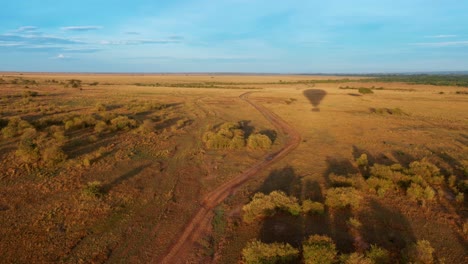 Vista-Aérea,-Reserva-Nacional-Maasai-Mara-Al-Amanecer