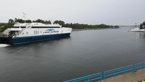 Ferry-Atravesando-El-Canal-Muskegon-Temprano-En-La-Mañana