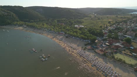 Luftaufnahmen-Eines-Gelben-Sandstrandes-Auf-Einer-Insel-In-Kroatien