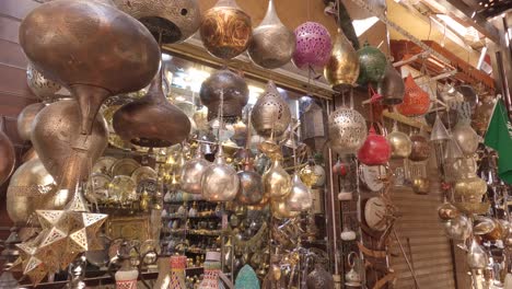 Blick-Auf-Souvenirs-Und-Alte-Gegenstände-In-Einem-Straßengeschäft,-Berühmter-Marktplatz-In-Luxor,-ägypten