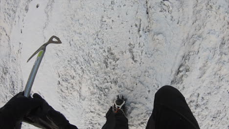 Füße-Eines-Alpinisten-Zu-Fuß-Auf-Eis,-Auf-Dem-Gletscher-In-Den-Schweizer-Alpen-Mit-Seiner-Ausrüstung