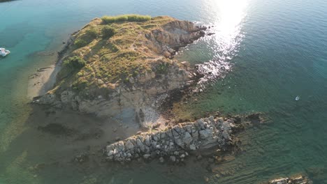 Imágenes-Aéreas-De-Drones-De-Una-Pequeña-Isla-En-Croacia-Mar-Tranquilo-Fondo-Transparente-Azul-Turquesa