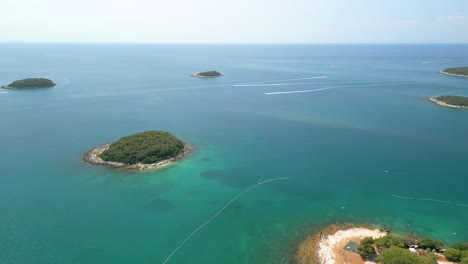 Luftbilder-Eines-Kleinen-Archipels-Aus-5-Inseln-Mit-Türkisblauem-Meer