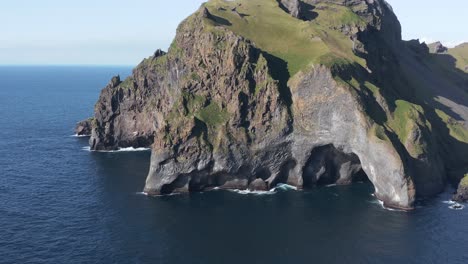 Atemberaubende-Felsformation-Am-Ufer-Der-Insel-Vestmannaeyjar,-Antenne