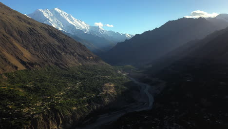 Filmische-Drohnenaufnahme-Des-Tupopdan-Gipfels,-Passu-Kegel-In-Hunza-Pakistan,-Schneebedeckte-Berggipfel-Mit-Steilen-Klippen,-Hohe,-Breite-Luftaufnahme