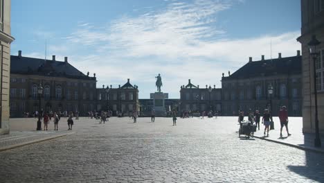 Gente-En-El-Palacio-De-Amalienborg-En-Copenhague,-Dinamarca