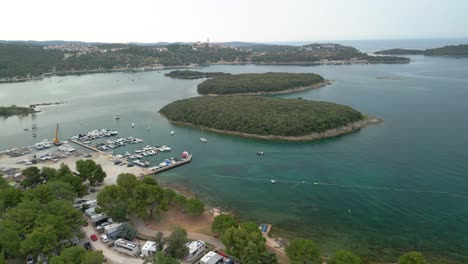 Luftaufnahmen-In-Kroatien-über-Einem-Jachthafen-Mit-Kleinen-Inseln-Im-Hintergrund