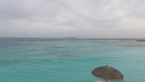 Drohnenaufnahme-Von-Malediven-Strandblau-Und-Türkisfarbenem-Wasser.-Full-HD