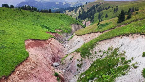 Wunderschöne-Berglandschaft-–-Gewundene-Schlucht-Zwischen-Grünen-Hügeln,-Absteigender-Drohnenflug