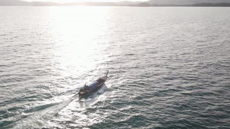 Luftdrohnenaufnahme,-Die-Während-Des-Sonnenuntergangs-Entlang-Des-Ao-Nang-Beach,-Krabi,-Thailand-über-Ein-Long-tail-boot-Fliegt