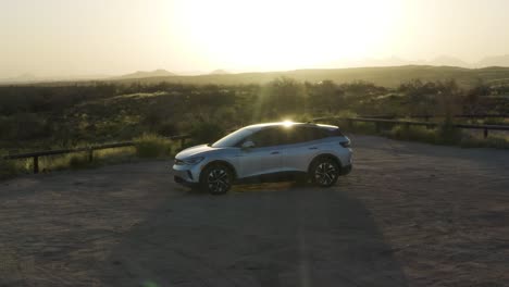 Electric-car-glistening-in-the-Sonoran-desert,-panoramic-shot