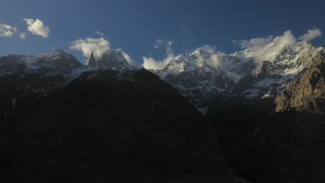 Dramatische-Drohnenaufnahme-Des-Tupopdan-Gipfels,-Passu-Kegel-In-Hunza-Pakistan,-Schneebedeckte-Berggipfel-Mit-Steilen-Klippen,-Hochweite-Luftaufnahme