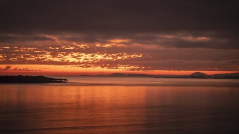 Tag-Nacht-Zeitraffer-Des-Strandes-Von-Punta-Del-Este-Bei-Sonnenuntergang-Mit-Gewellter-Meeresoberfläche-Und-Der-Insel-Gorriti-Im-Hintergrund,-Uruguay