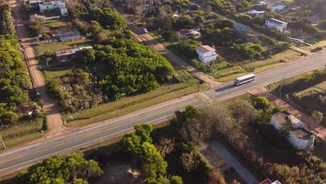 Autobús-Blanco-Conduciendo-Por-La-Carretera-Principal-De-Punta-Del-Este-En-Uruguay